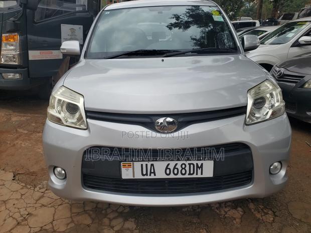 Toyota Sienta 2012 Silver
