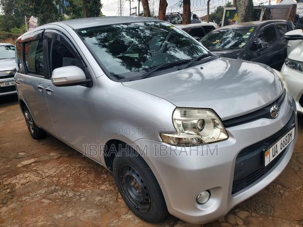 Toyota Sienta 2012 Silver