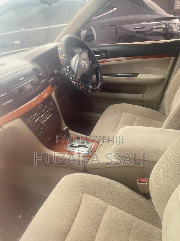 Toyota Mark II Qualis 2000 White