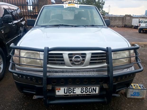 Nissan DoubleCab 2005 Silver