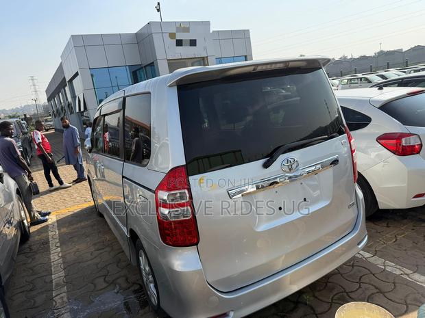 Toyota Noah 2013 Silver