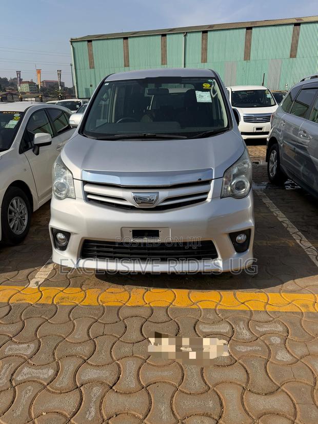 Toyota Noah 2013 Silver