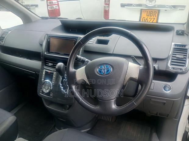 Toyota Noah 2012 White