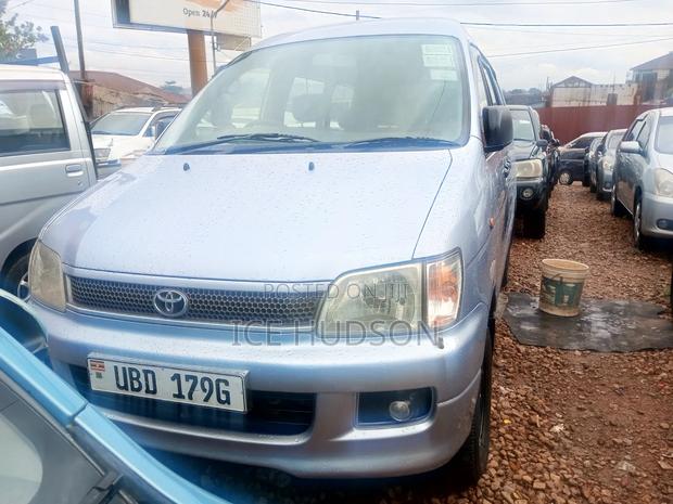 Toyota Noah 2001 Blue