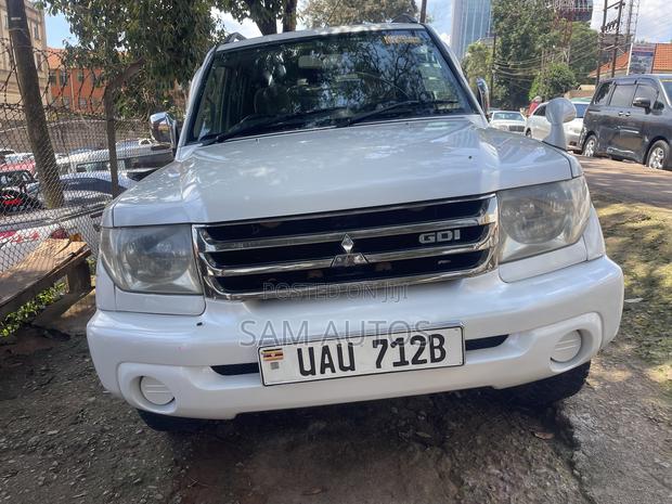 Mitsubishi Pajero IO 2000 White