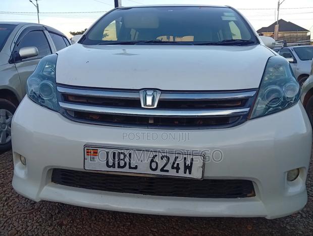Toyota ISIS 2008 White