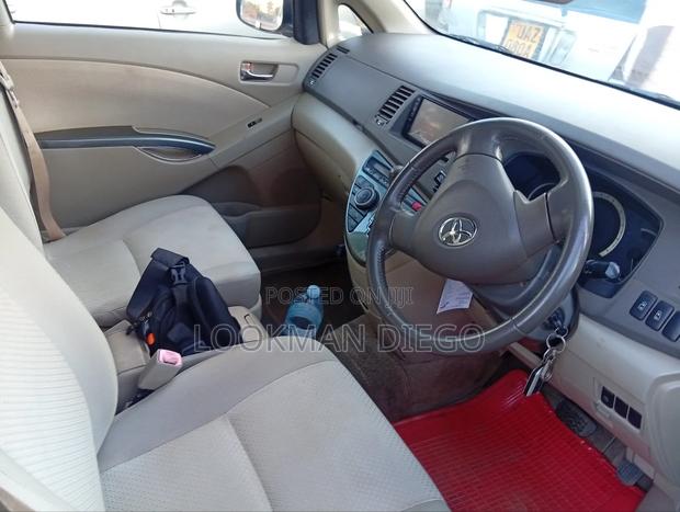 Toyota ISIS 2008 White
