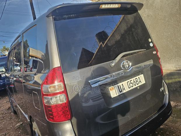 Toyota Noah 2011