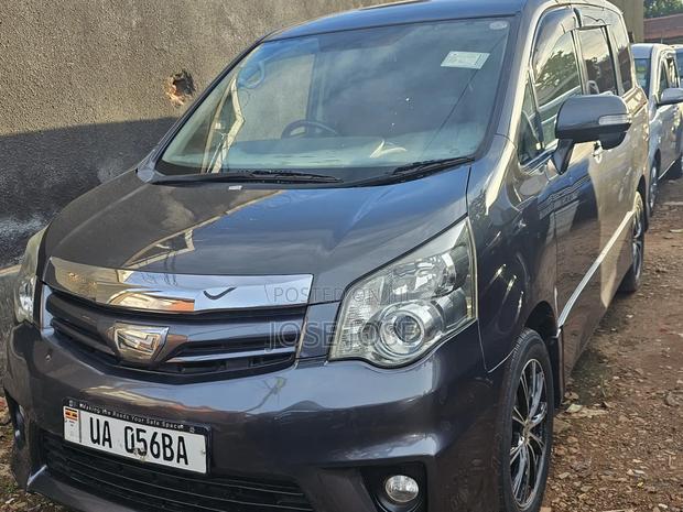 Toyota Noah 2011