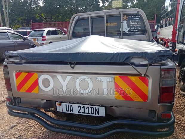 Toyota Hilux 2000 Gray