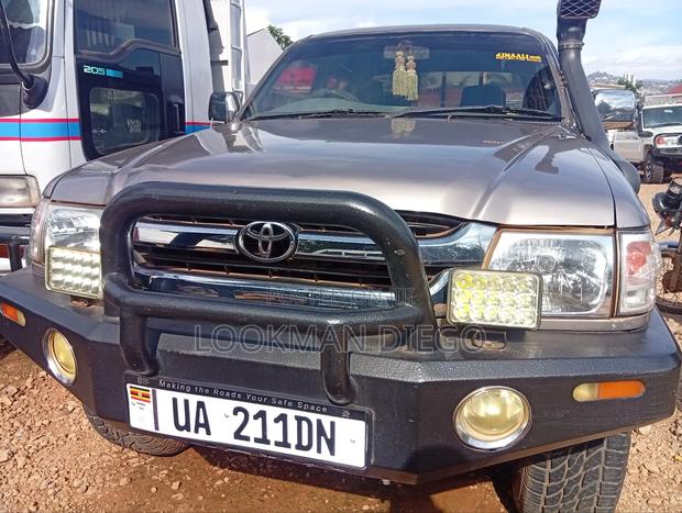 Toyota Hilux 2000 Gray