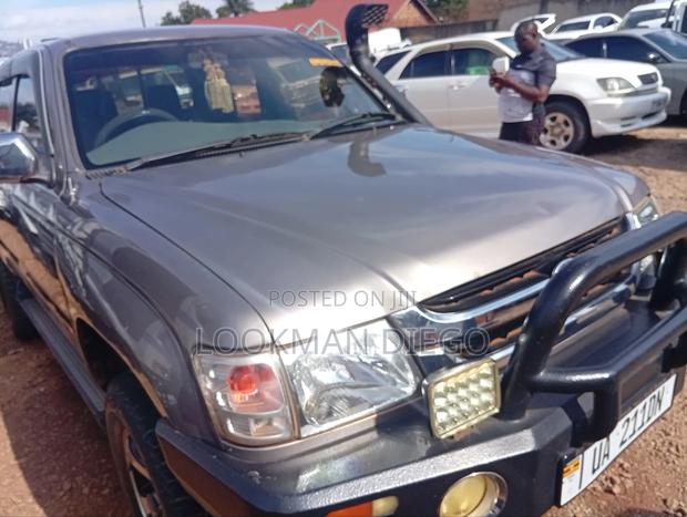 Toyota Hilux 2000 Gray