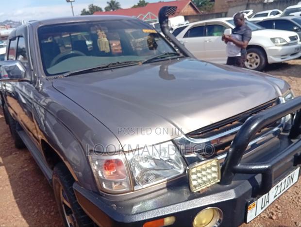 Toyota Hilux 2000 Gray