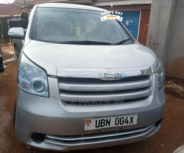 Toyota Noah 2010 Gray