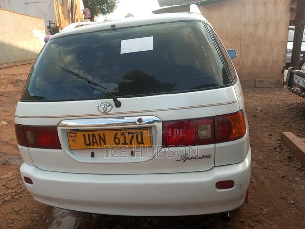 Toyota Ipsum 2000 White