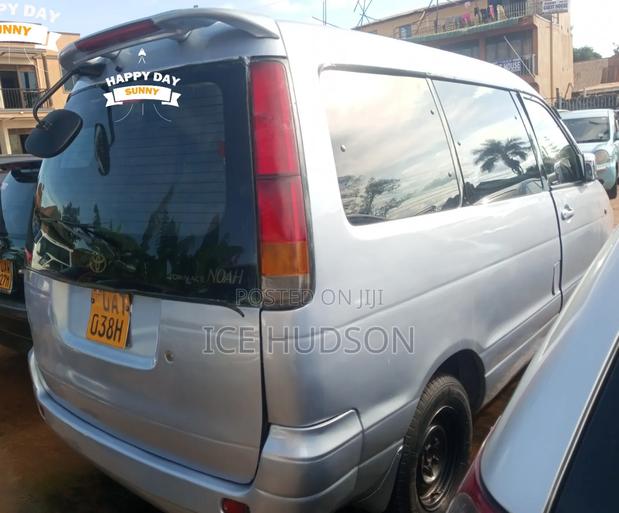 Toyota Noah 2001 Gray