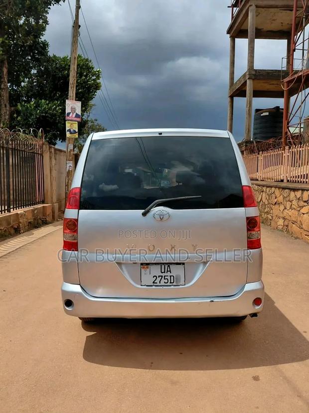 Toyota Voxy 2004 Silver