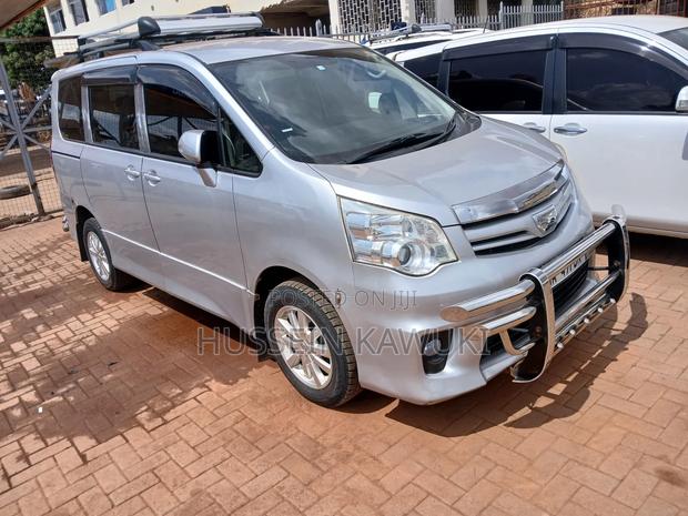 Toyota Noah 2011 Silver