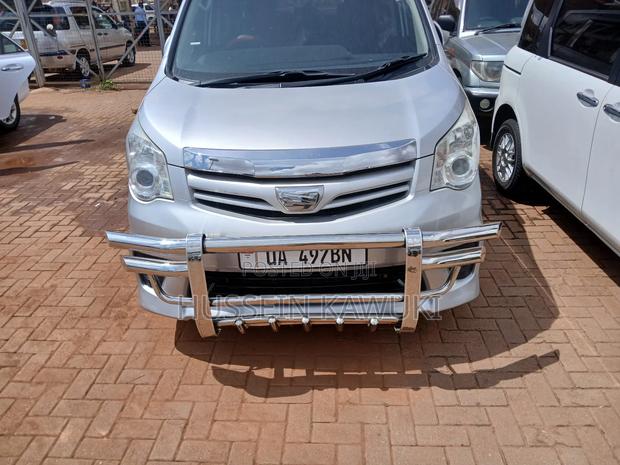 Toyota Noah 2011 Silver