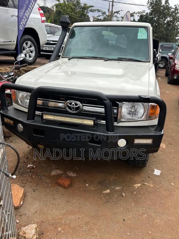 Toyota Land Cruiser 2006 White