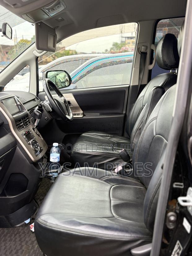 Toyota Noah 2.0 143hp FWD (7 Seater) 2013 Black