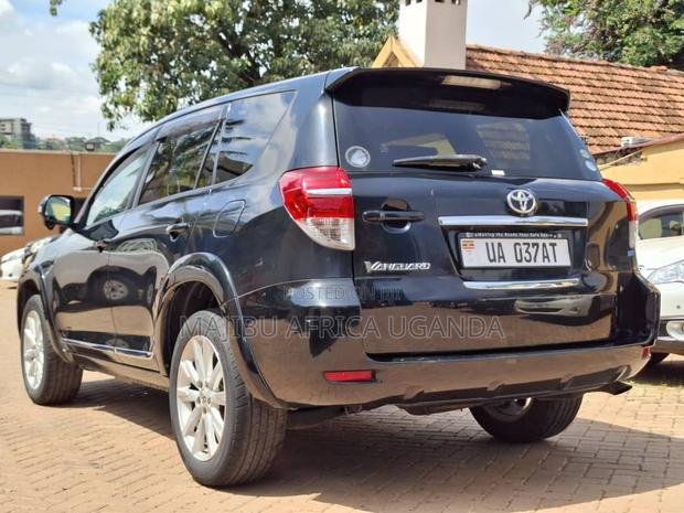 Toyota Vanguard 2011 Black