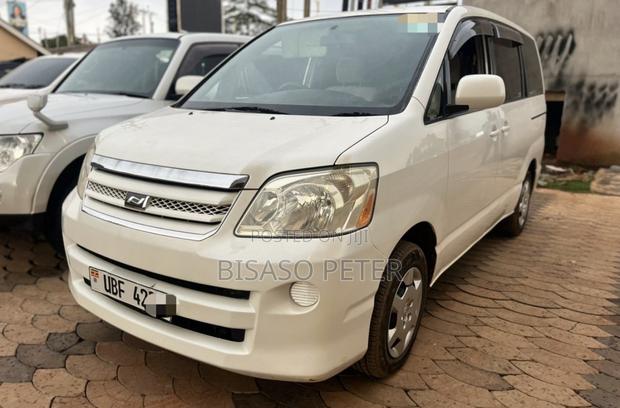 Toyota Noah 2.0 AWD (8 Seater) 2005 White