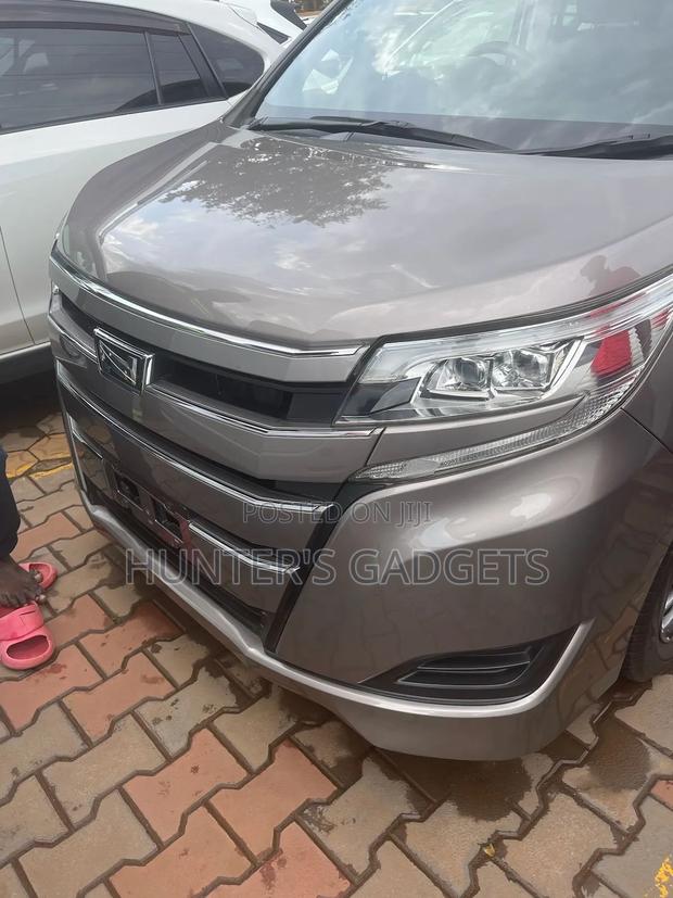 Toyota Noah 2017 Gray