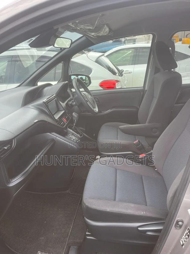 Toyota Noah 2017 Gray