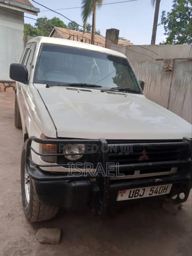 Mitsubishi Pajero 1993 Off white