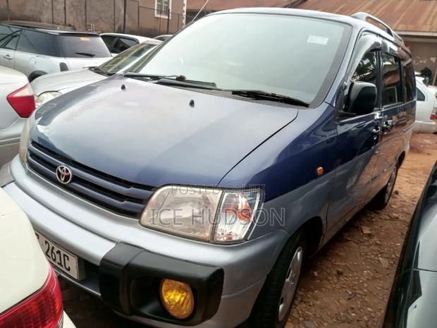Toyota Noah 2002 Blue