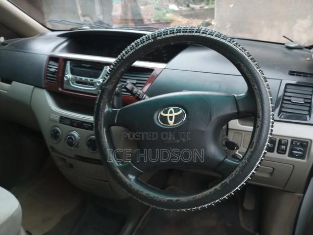 Toyota Noah 2011 White
