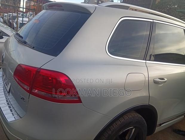 Volkswagen Touareg 2011 Gold