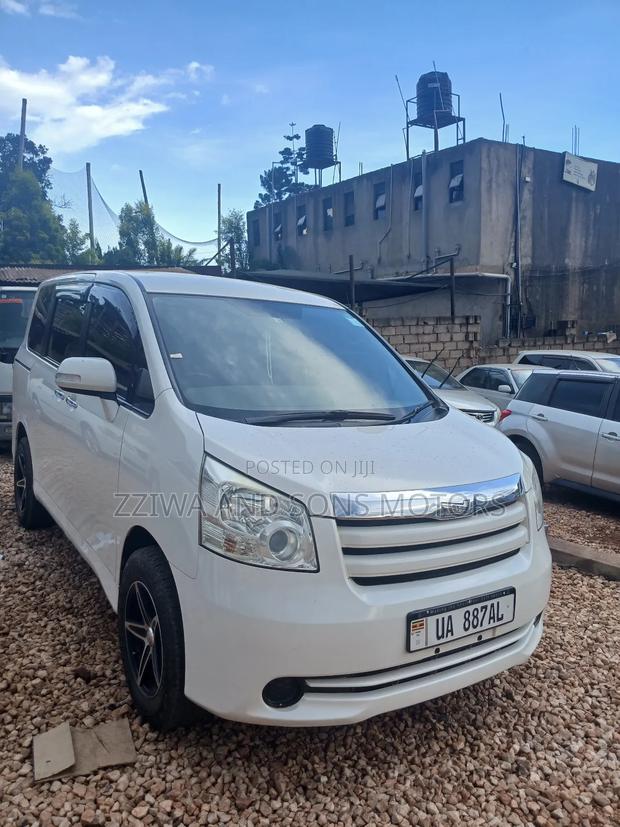 Toyota Noah 2.0 158hp FWD (8 Seater) 2009 White