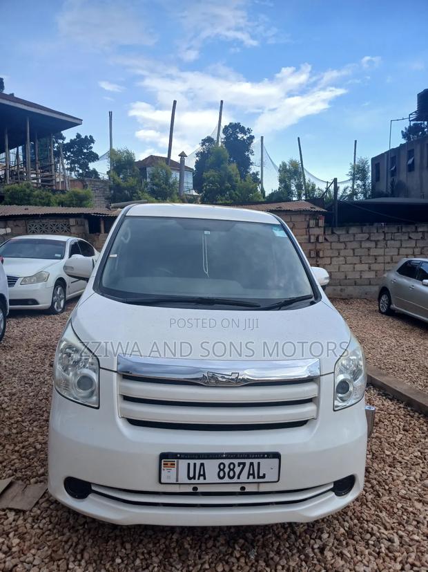Toyota Noah 2.0 158hp FWD (8 Seater) 2009 White