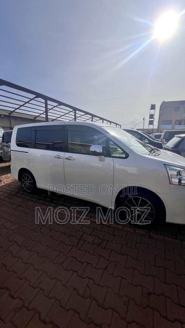 Toyota Noah 2.0 143hp AWD (8 Seater) 2011 White