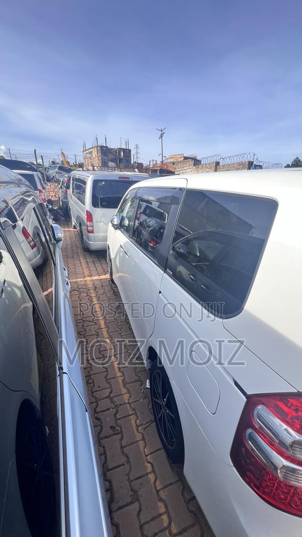 Toyota Noah 2.0 143hp AWD (8 Seater) 2011 White