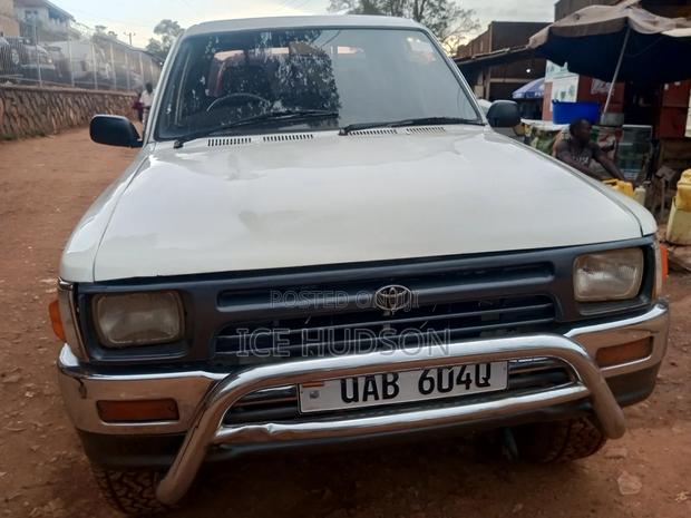 Toyota Hilux 1998 White