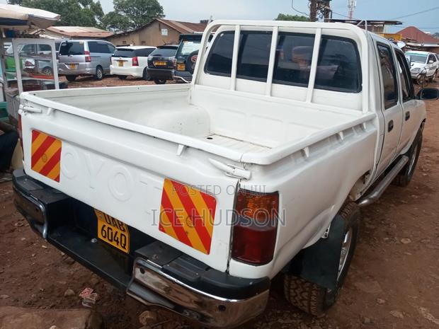 Toyota Hilux 1998 White
