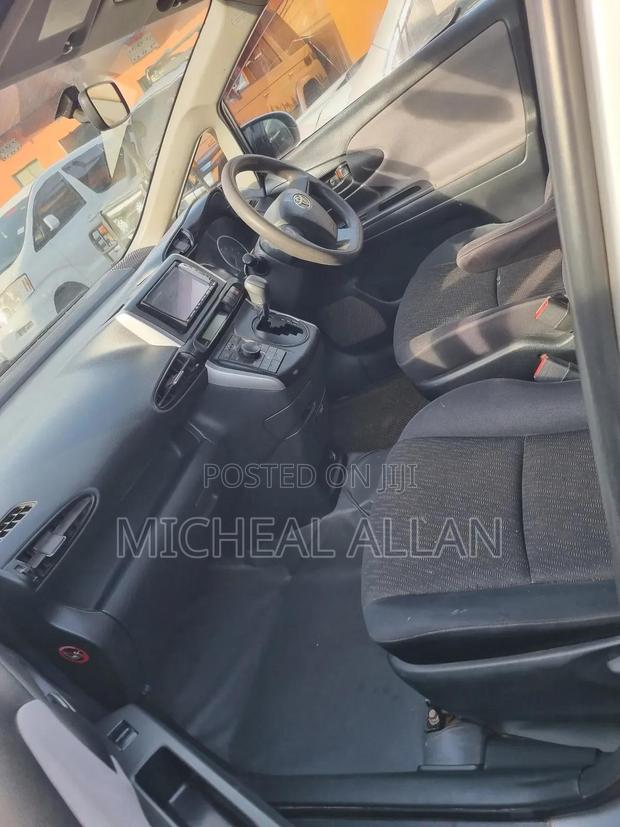 Toyota Wish 2010 Silver