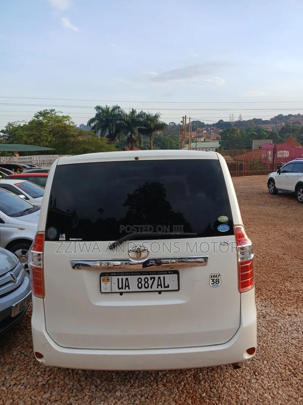 Toyota Noah 2.0 158hp FWD (8 Seater) 2013 White