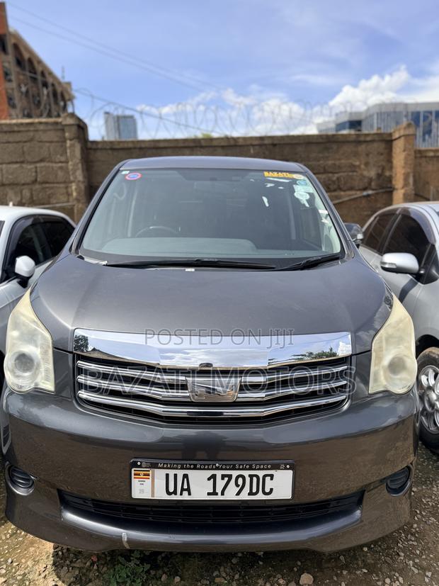 Toyota Noah 2013 Gray