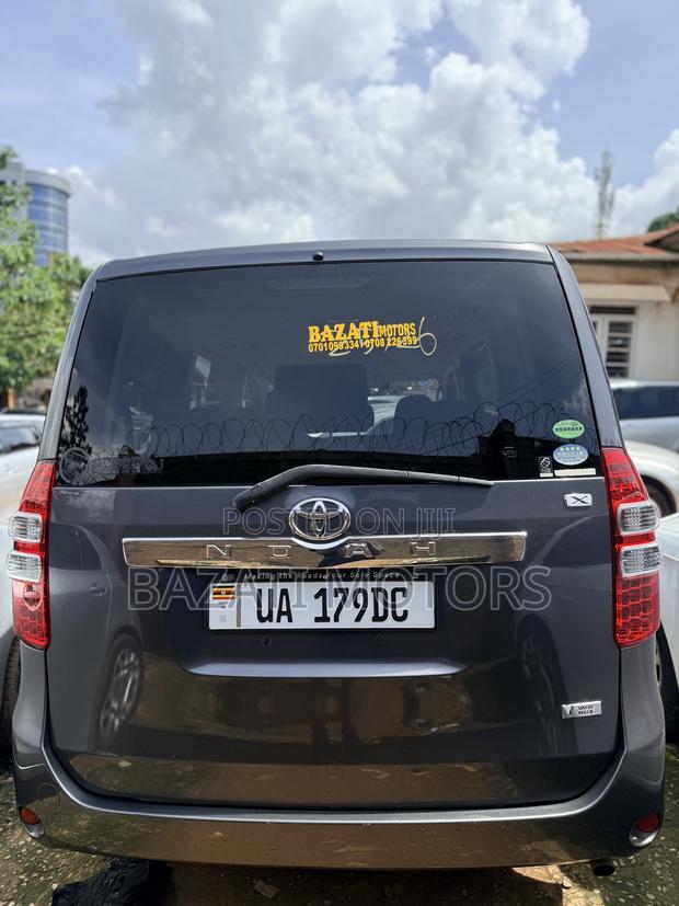 Toyota Noah 2013 Gray
