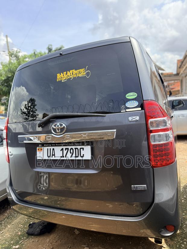 Toyota Noah 2013 Gray