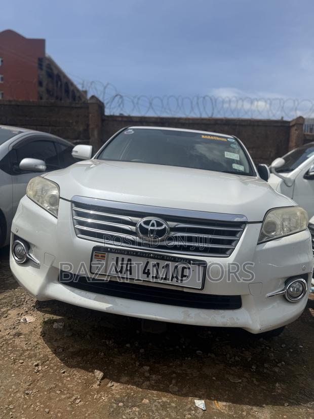 Toyota Vanguard 2011 White