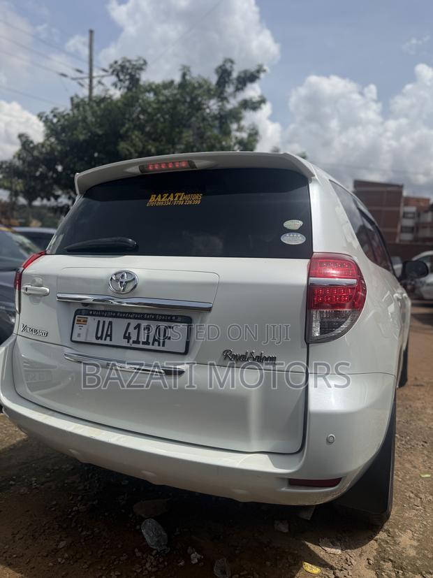 Toyota Vanguard 2011 White