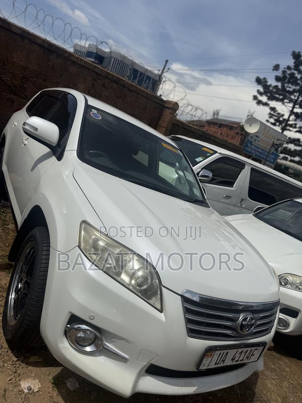 Toyota Vanguard 2011 White