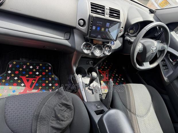 Toyota Vanguard 2011 White