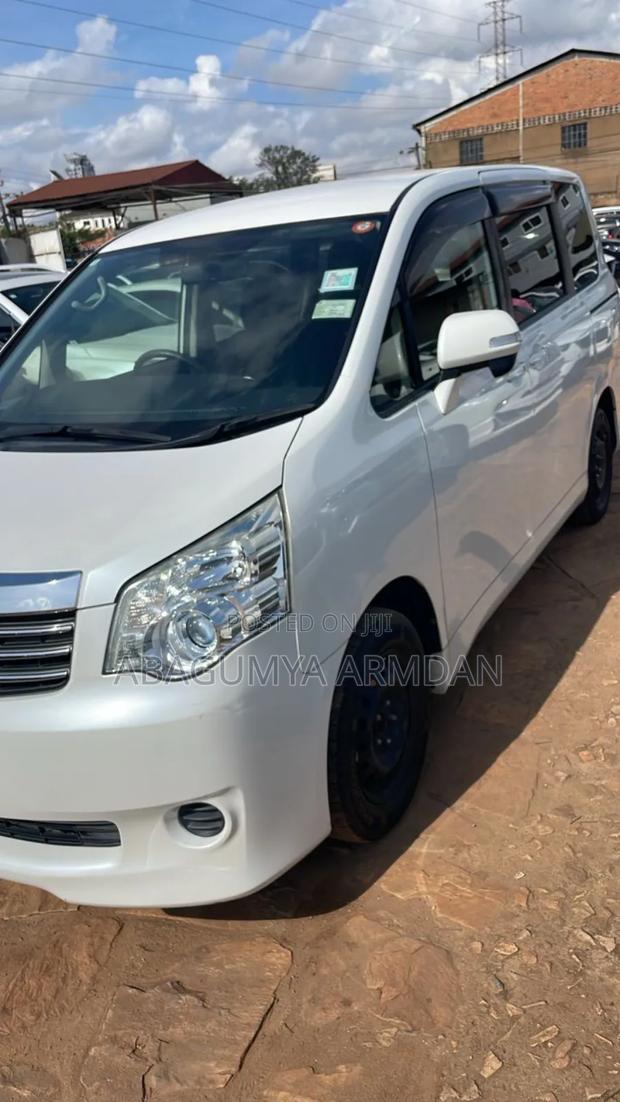Toyota Noah 2.0 143hp AWD (7 Seater) 2013 White