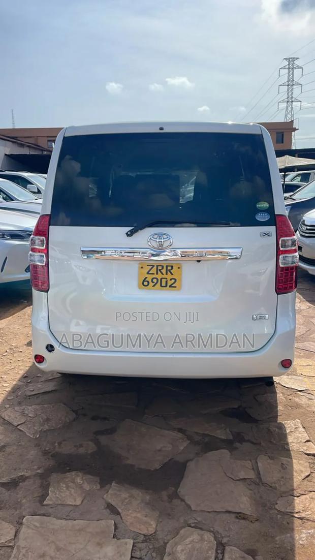 Toyota Noah 2.0 143hp AWD (7 Seater) 2013 White